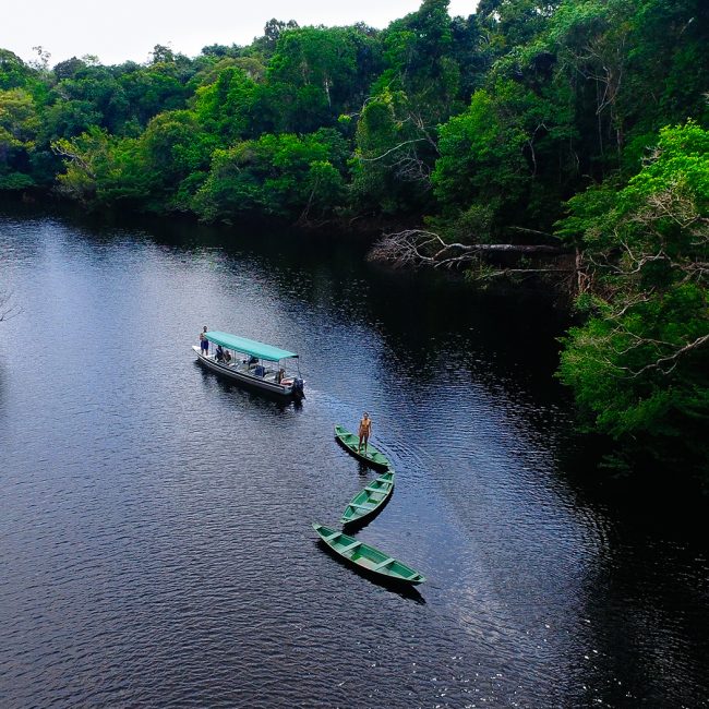 boat and canoes at anavilhanas lodge